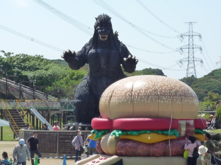 Illustration for article titled Japan Has a Giant Godzilla You Can Play With